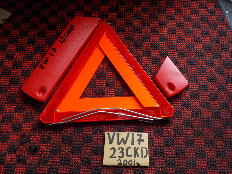 Знак аварийной сигнализации Volvo V40