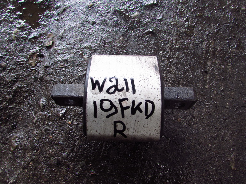 Подушка двигателя Mercedes-benz E-class