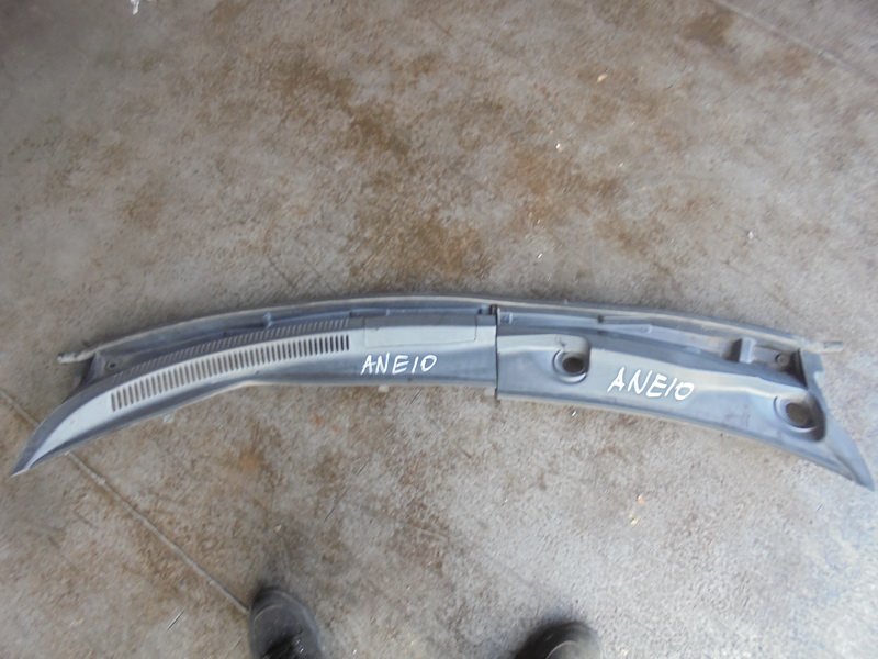 Решетка под лобовое стекло Toyota Wish