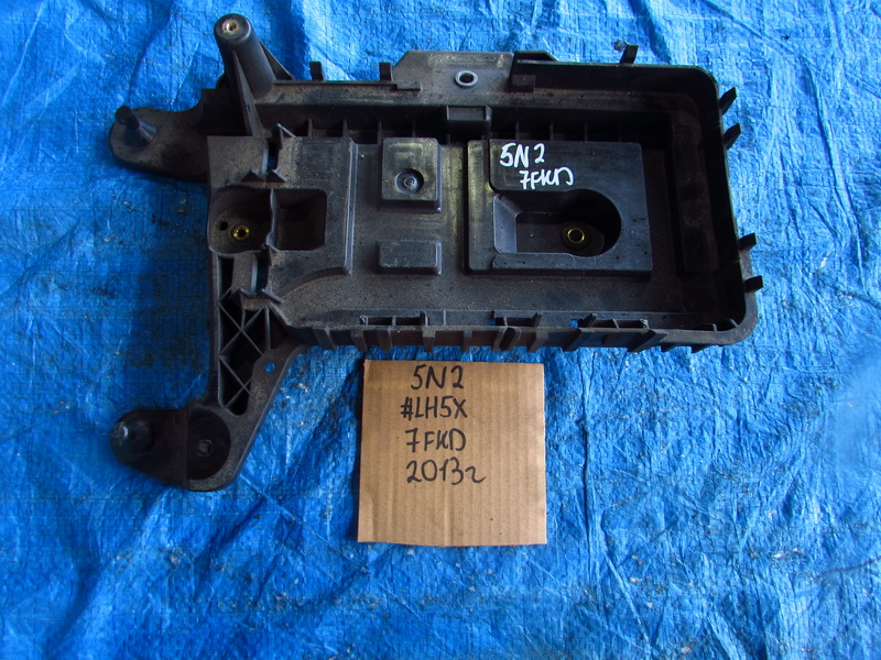 Крепление аккумулятора Volkswagen Tiguan 5N2