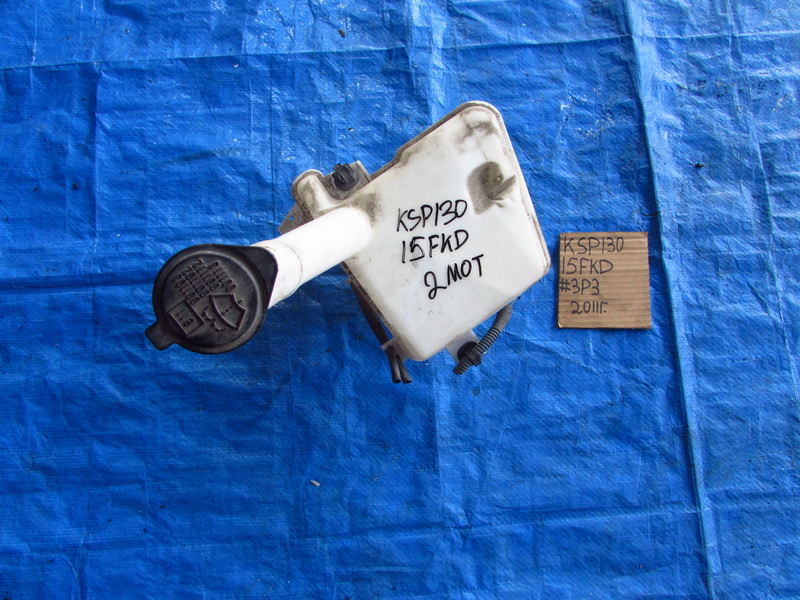 Бачок стеклоомывателя Toyota Vitz