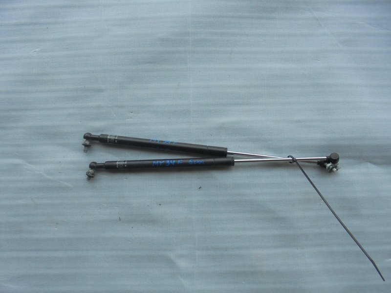 Амортизатор капота Nissan Gloria