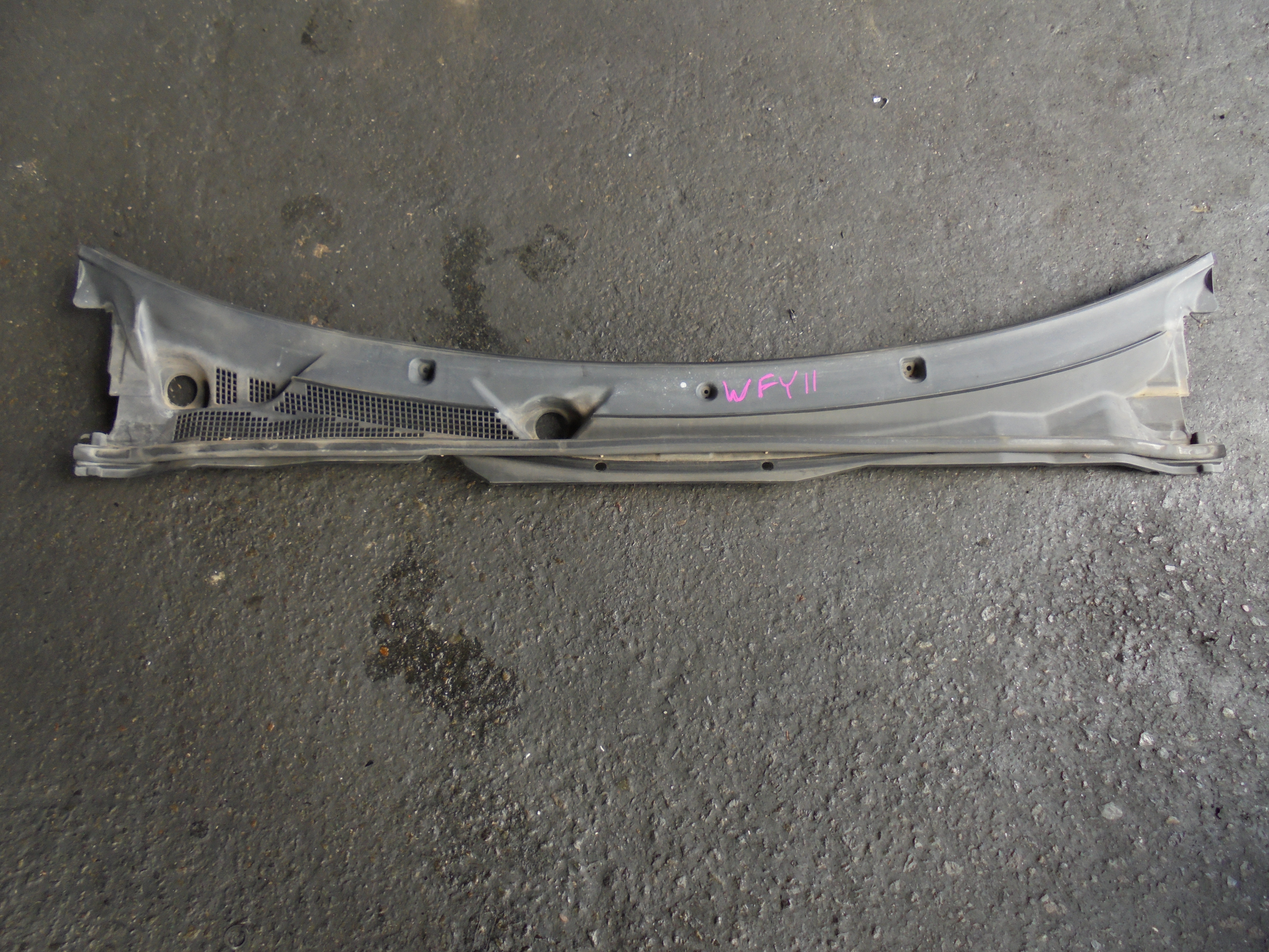 Решетка под лобовое стекло Nissan Wingroad