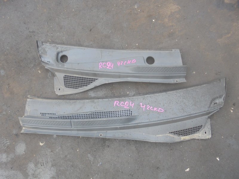 Решетка под лобовое стекло Nissan Serena RC24