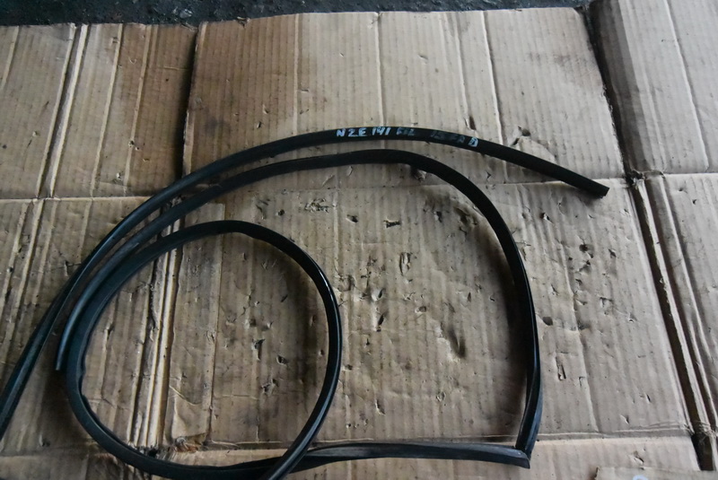 Молдинг лобового стекла Toyota Corolla Fielder NZE141