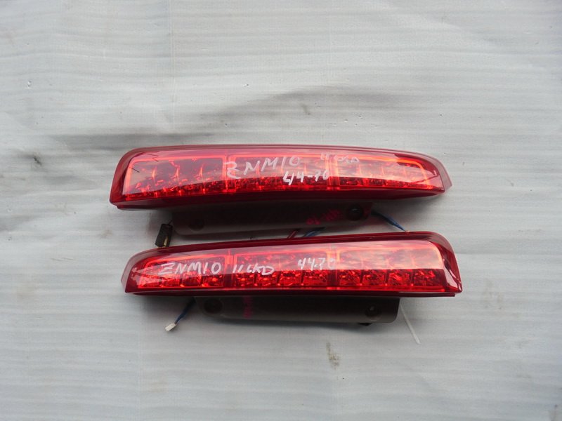 Стоп-сигнал Toyota Isis