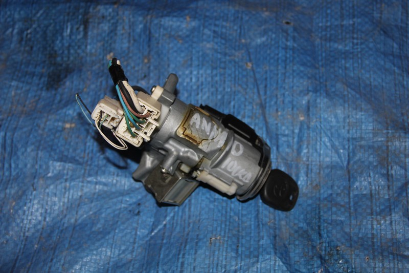 Замок зажигания Toyota Isis ANM10