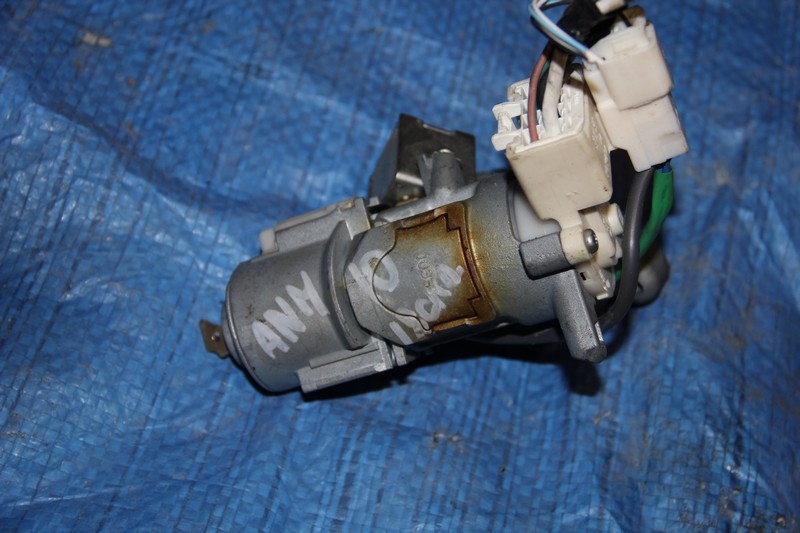 Замок зажигания Toyota Isis ANM10