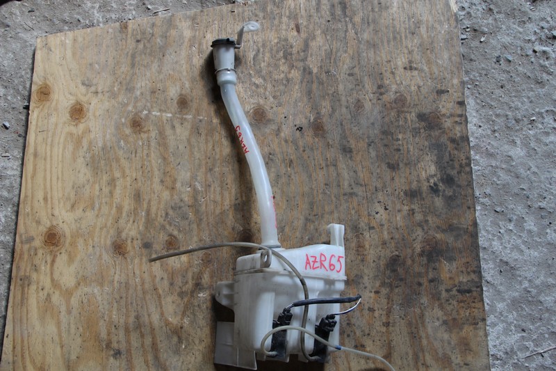 Бачок стеклоомывателя Toyota Voxy