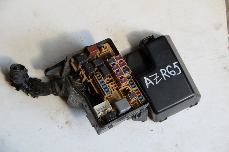 Блок предохранителей Toyota Voxy