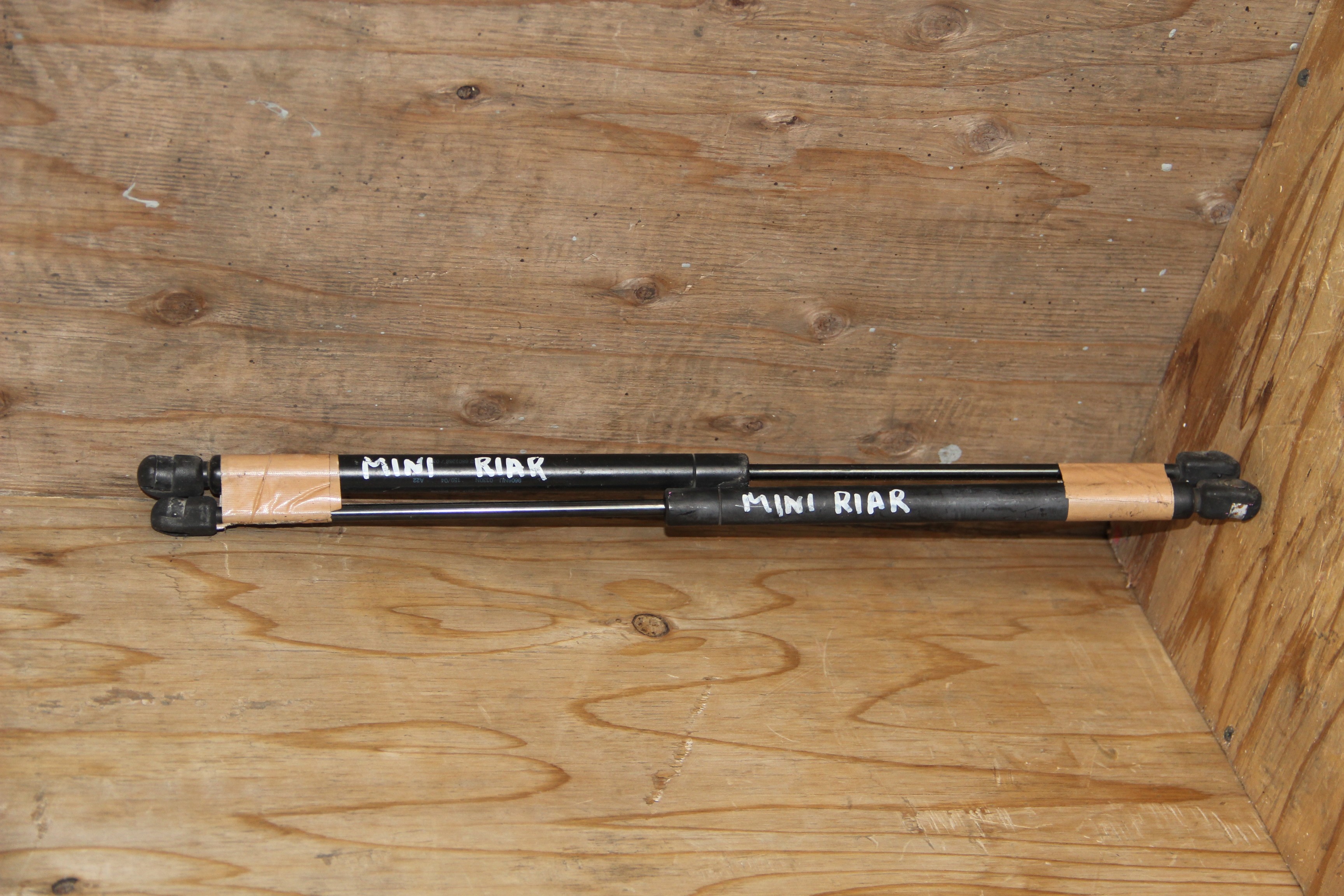 Амортизатор задней двери Mini Hatch R50