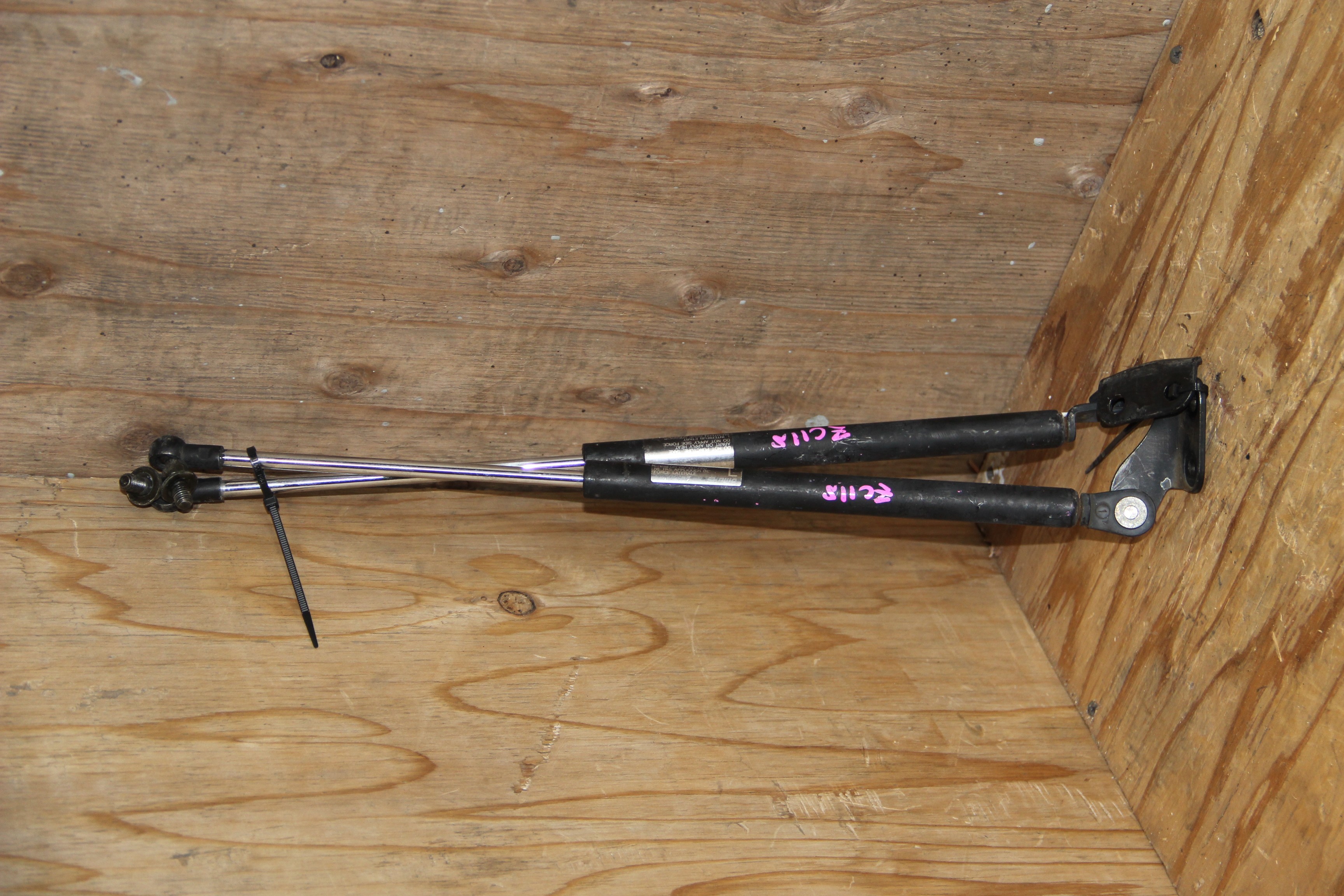 Амортизатор задней двери Suzuki Swift