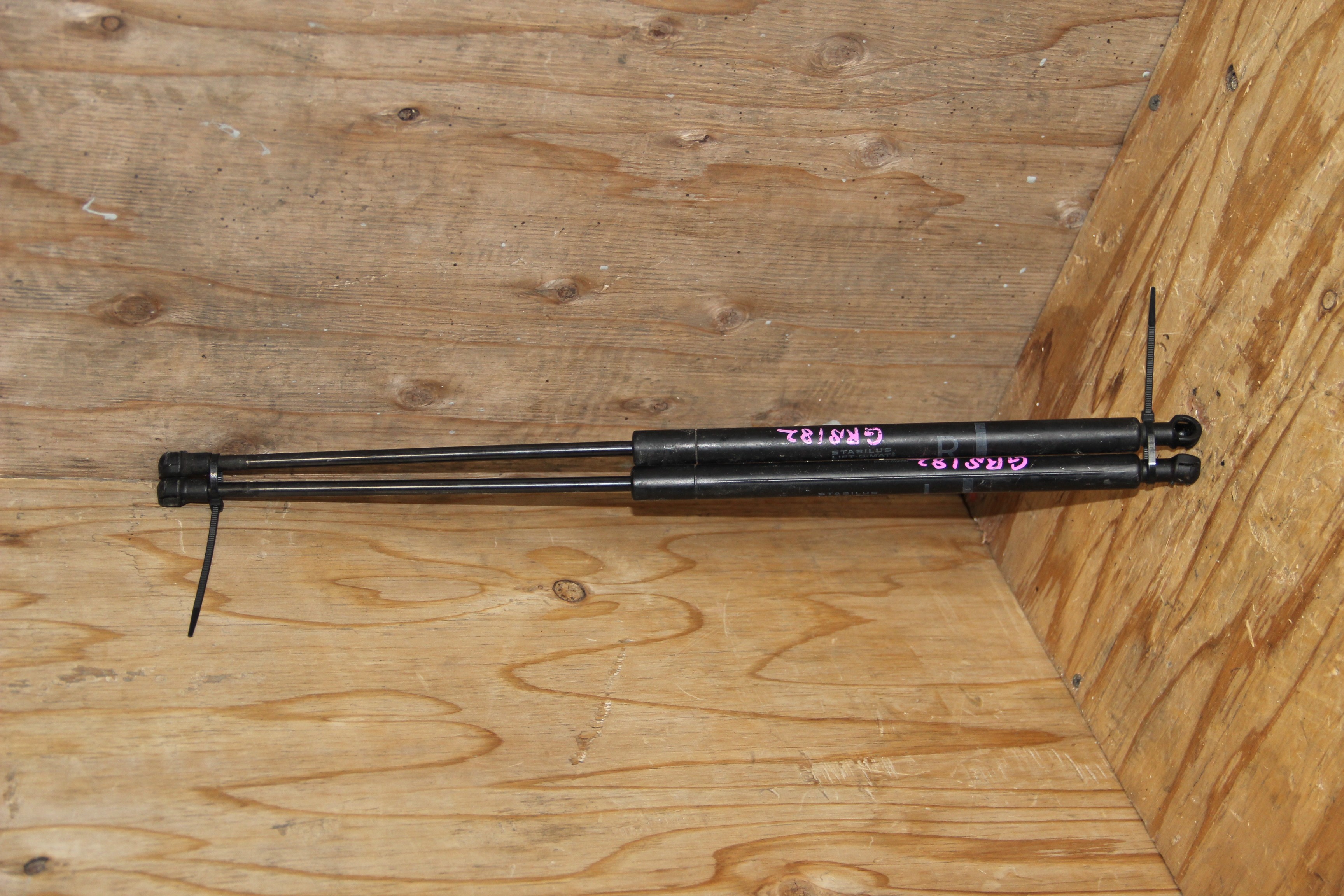 Амортизатор капота Toyota Crown