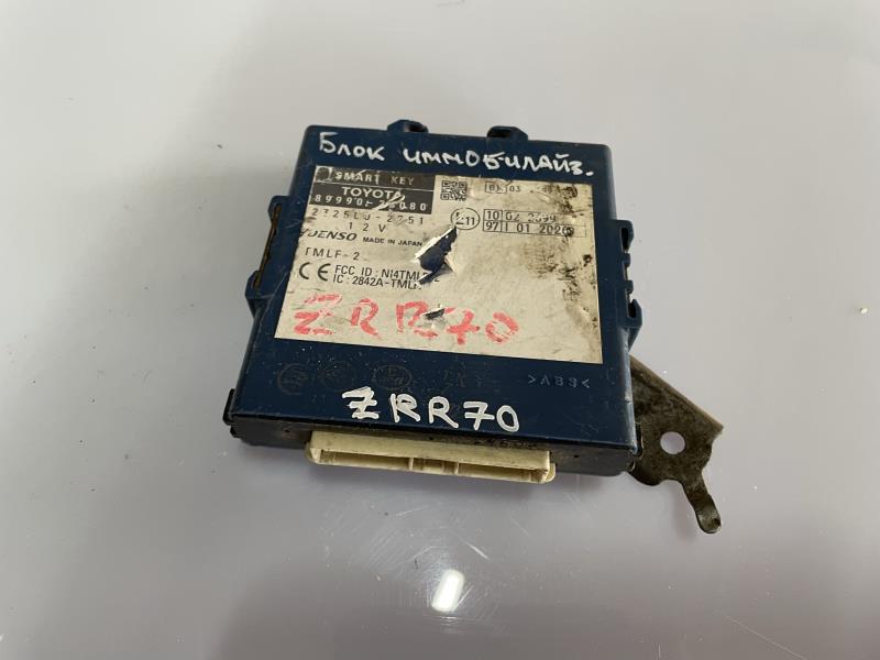 Блок управления подрулевых переключателей Toyota Voxy ZRR70