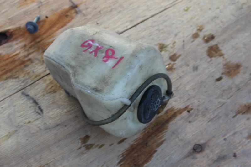 Бачок стеклоомывателя Toyota Cresta