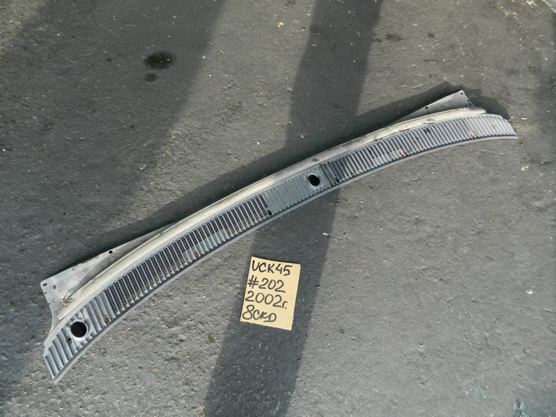 Решетка под лобовое стекло Toyota Sequoia UCK45