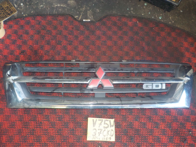 Решетка радиатора Mitsubishi Pajero V75W