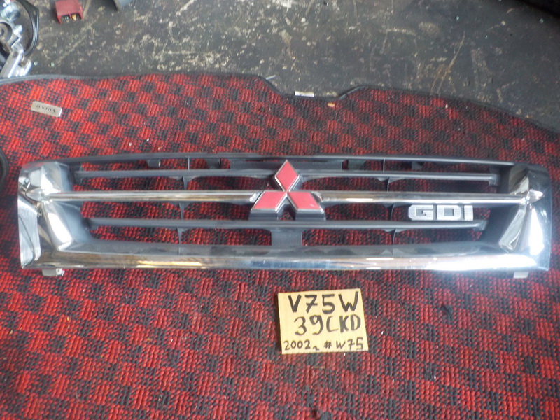 Решетка радиатора Mitsubishi Pajero V75W