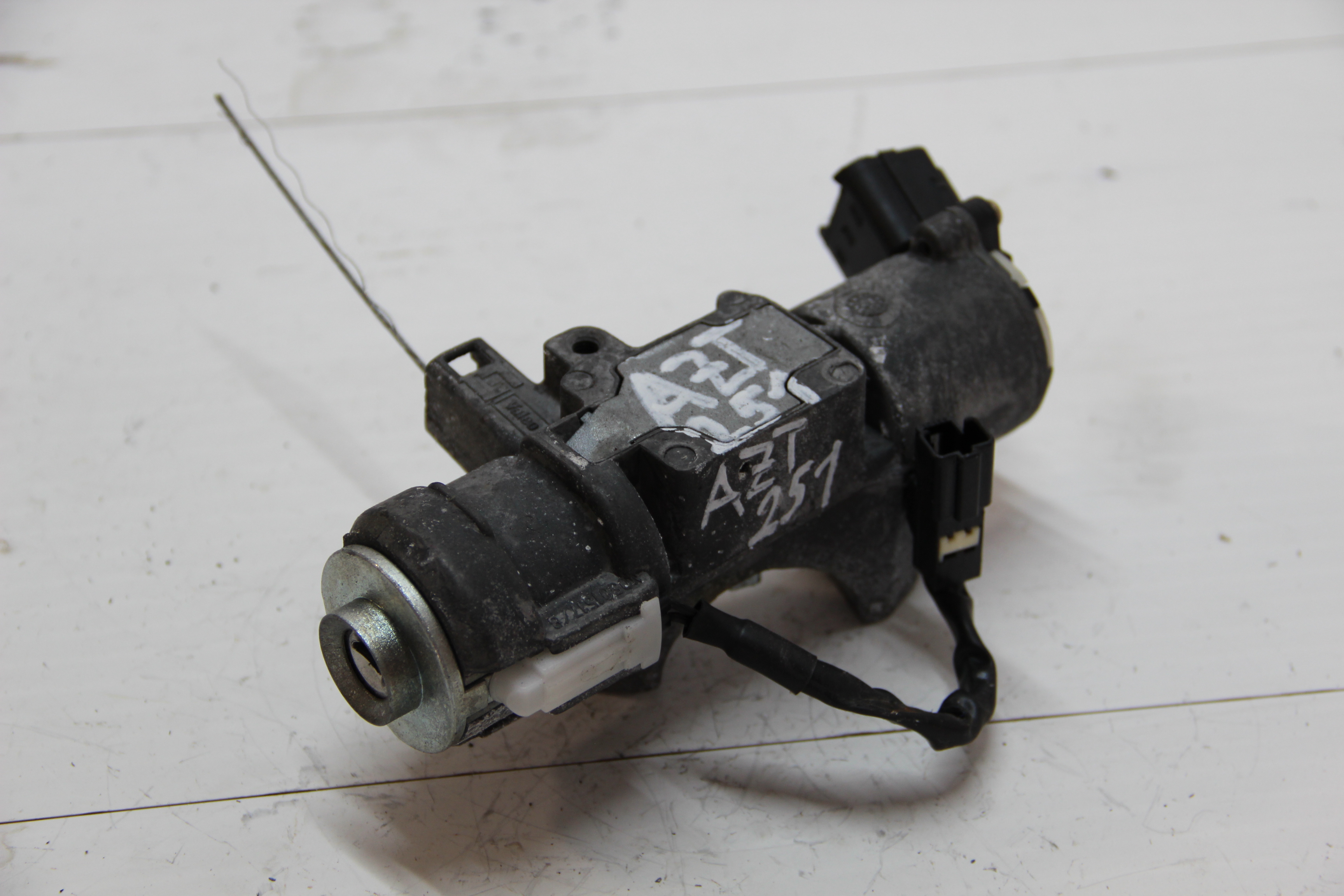 Замок зажигания Toyota Avensis