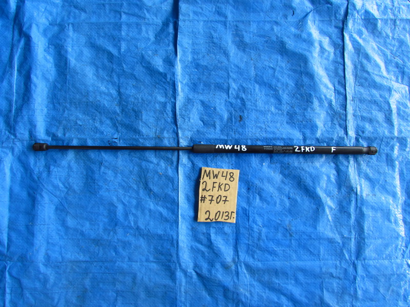 Амортизатор капота Volvo V40