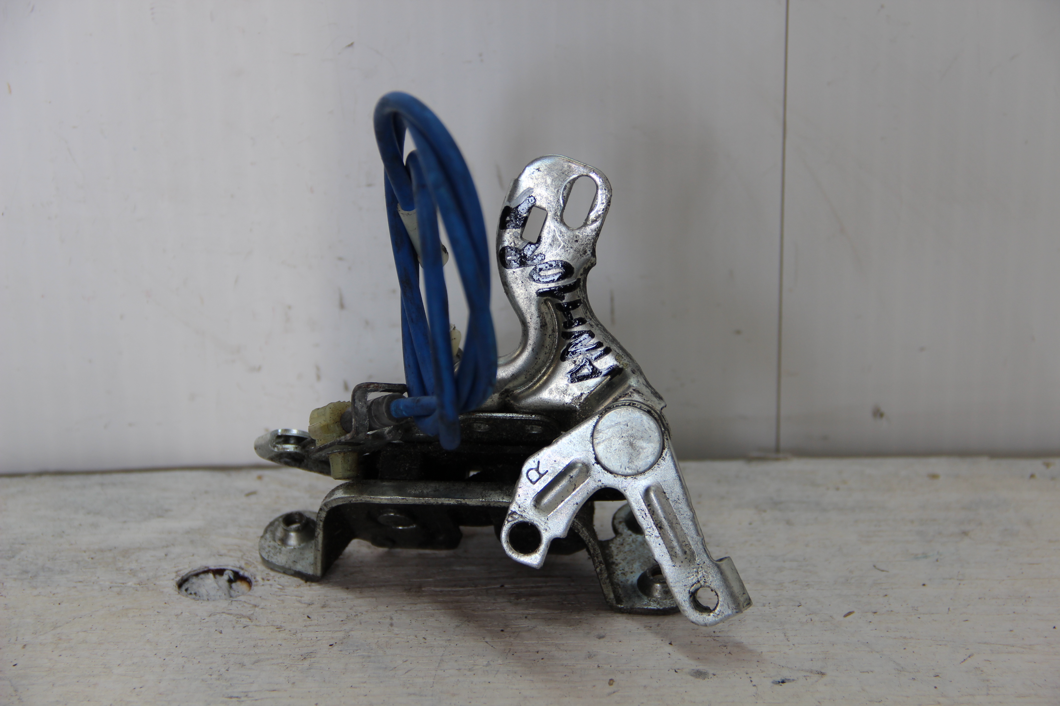 Замок двери Toyota Alphard