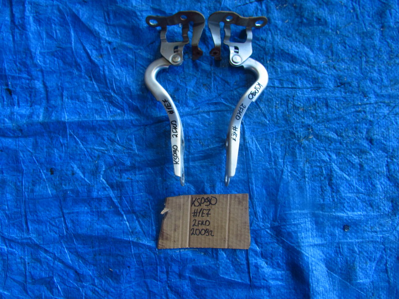 Петля капота Toyota Vitz