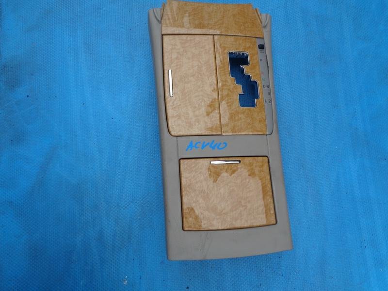 Консоль КПП Toyota Camry