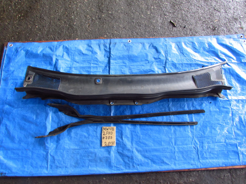 Решетка под лобовое стекло Volvo V40 MV48