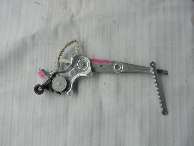 Стеклоподъемник Toyota Wish ZNE10