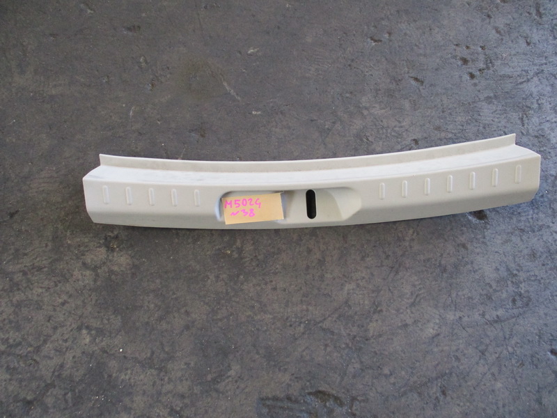 Накладка замка багажника Daihatsu Boon Luminas M502G
